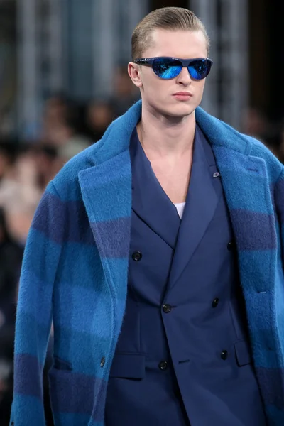 Look 25
